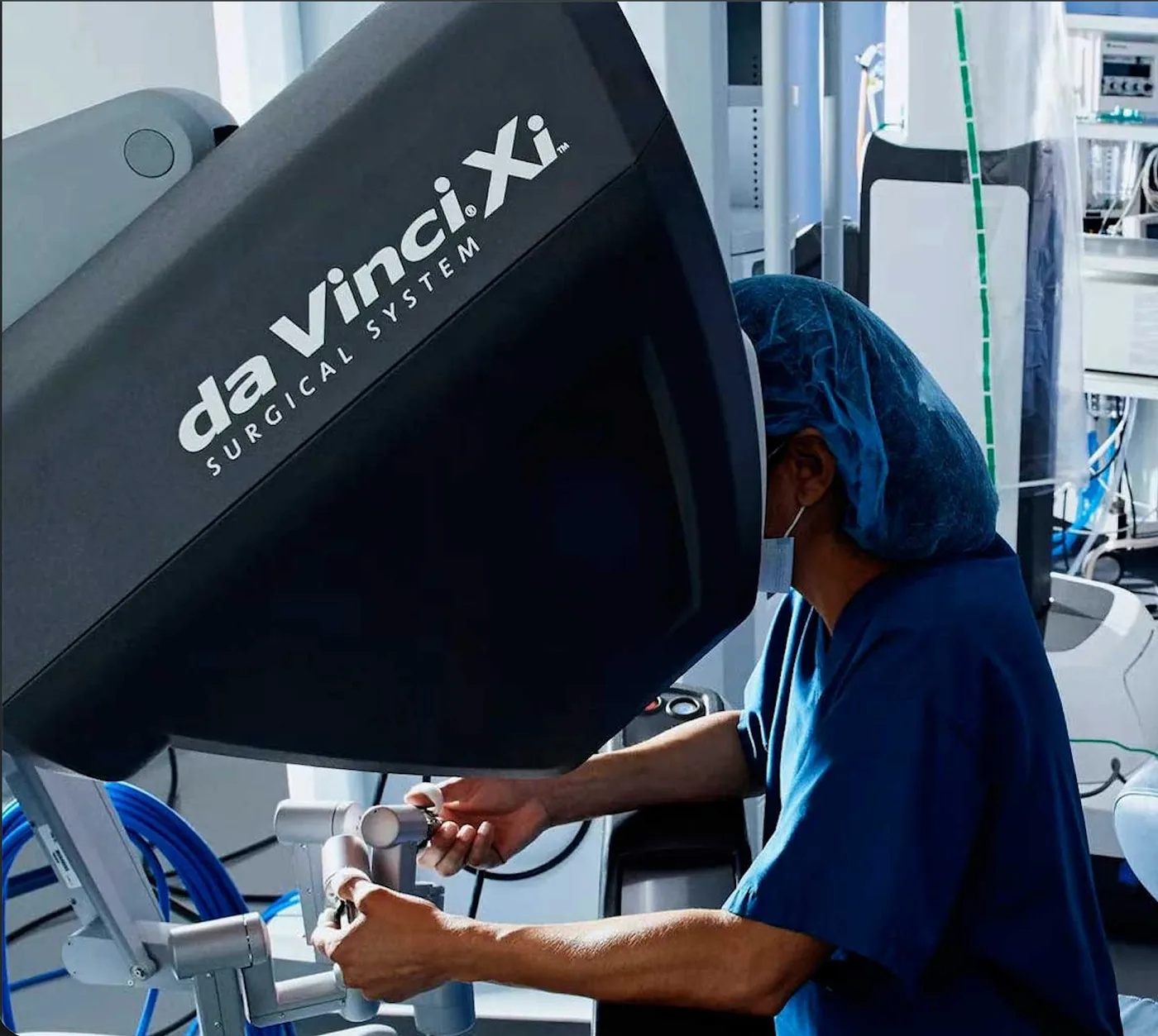 Cirujano operando en consola Da Vinci Xi
